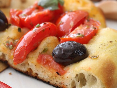 Dalla sua nascita nel cuore di Napoli, la pizza napoletana è diventata un simbolo di convivialità e tradizione in ogni angolo del pianeta. Nata a Napoli, oggi è sinonimo di condivisione in tutto il mondo