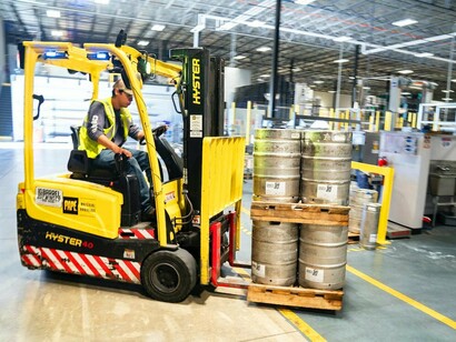 La merce era messa dentro senza bancali, appunto per guadagnare di più, così bisognava scaricare quelle stronze a forza di braccia, mettendole su un muletto elettrico