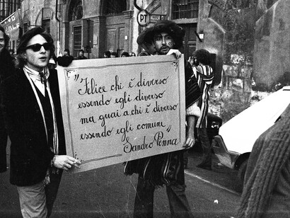 Giovani negli anni '70 manifestano con le parole di Sandro Penna