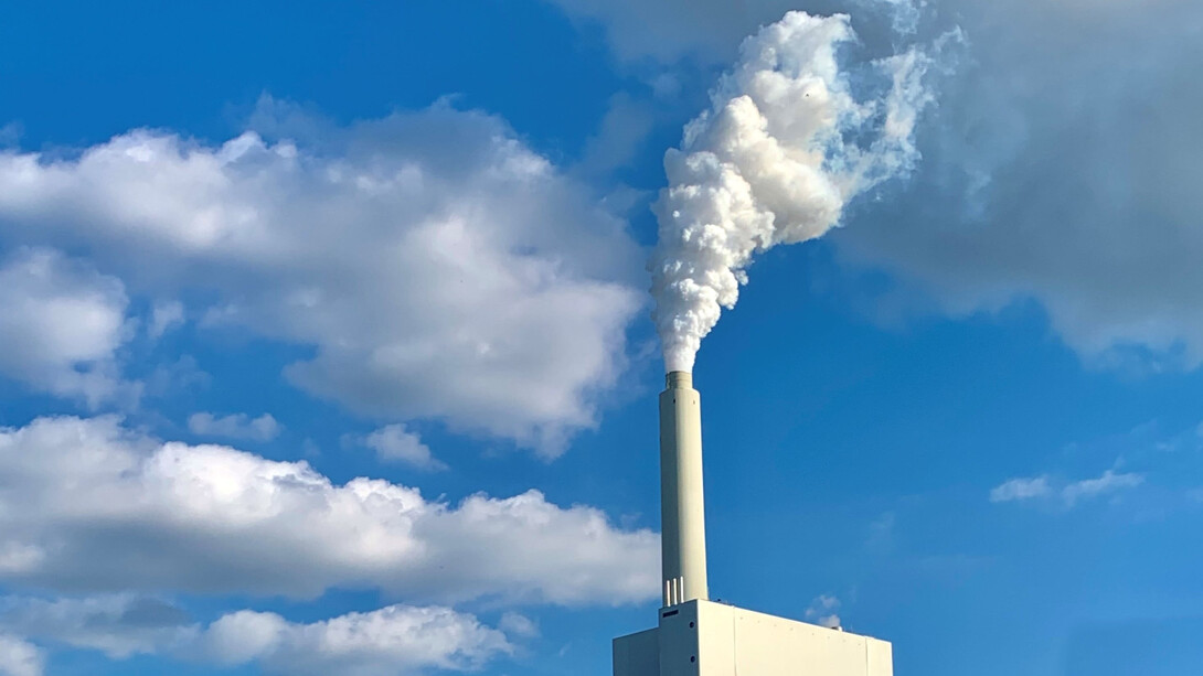 Usina solta fumaça composta por gás carbônico em zona industrial brasileira