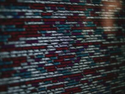  Grazie alla tecnologia, l'uomo è più connesso che mai, anche se questa connessione può talvolta compromettere le relazioni umane dirette e autentiche