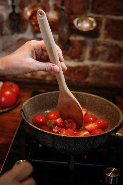 Las comidas con ella eran una mezcla de ternura y nostalgia, un puente entre su pasado y mi presente