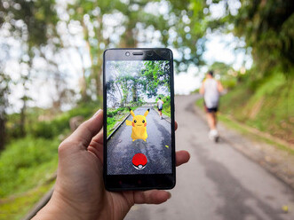 La realidad aumentada integra elementos digitales en el mundo real, combinando información virtual con el entorno físico. Un ejemplo, es el juego Pokémon Go