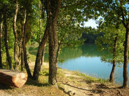 Scorcio su uno dei laghi di Villa Fassia, Umbria, Italia