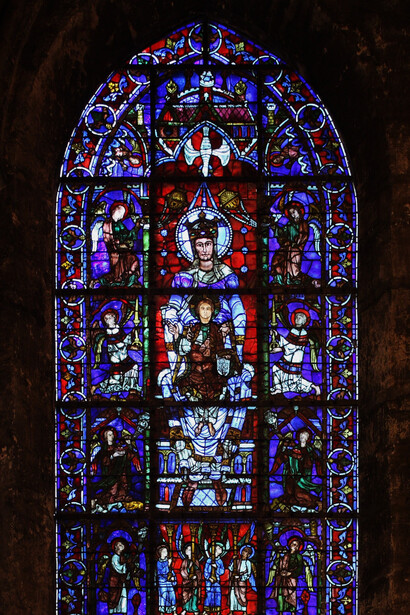 « Notre-Dame de la Belle Verrière », vitrail du chœur de la Cathédrale Notre-Dame de Chartres. Le registre inférieur évoque la Tentation du Christ. Les deux registres suivants relatent les Noces de Cana. XIIème siècle (panneaux sur fond rouge) et XIIIème siècle, 7 février 2009. Photo par Guillaume Piolle