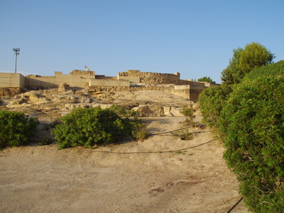José Lafuente Vidal: a partir de sus investigaciones, concluyó que el origen de la ciudad de Alicante radica en dos asentamientos que corresponderían a Akra-Leuka, ubicada en el monte Benacantil, y a Leukan Teijo, en el Tossal de Manises. Alicante, yacimiento arqueológico de Lucentum