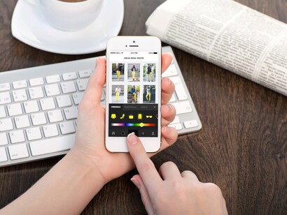 Usando la aplicación de moda Chicismo