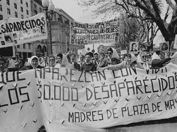 À la Plaza de Mayo, Argentine, les 9 et 10 décembre 1982 avec les slogans : "Apparition en vie des détenus disparus ; restitution des enfants à leurs familles légitimes et liberté pour les prisonniers politiques", 9 décembre 1982. Photo par Archivo Hasenberg-Quaretti