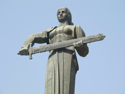 La Madre Armenia, Ereván