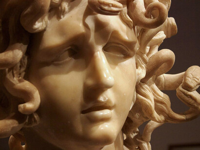 Testa di Medusa, Bernini, Musei Capitolini, Roma, Italia. Il suo destino comincia a costruirsi poiché la sua devozione alla dea Atena la porta a consacrarle la vita e la purezza, diventando la sua sacerdotessa. Si dice che Medusa fosse una giovane donna di straordinaria bellezza e i suoi rituali attiravano sempre più devoti, i suoi capelli sembravano ipnotizzare chi la seguiva