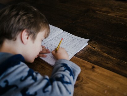 Questo nuovo modo di pensare la scuola consiste nell’accompagnare l’allievo attraverso una riflessione sul suo percorso scolastico, sui progressi compiuti, sugli errori a cui porre attenzione per migliorarsi