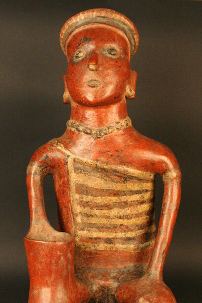 Figura antropomorfa masculina

Materiales: Cerámica

Formativo Tardío-Clásico Temprano 200 a.C. - 500 d.C. Estilo Pihuamo.

Medidas: 530 mm de alto