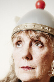 La excéntrica The Space Lady, con su inseparable casco de Asterix