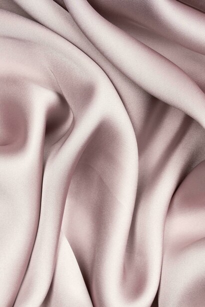 Un’attenzione particolare è stata data alla sostenibilità, con numerosi brand che hanno introdotto materiali eco-friendly e processi produttivi a basso impatto ambientale