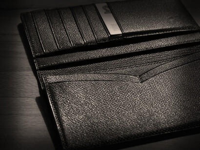 Entre los trastos viejos, una billetera de cuero oscuro me atrae: es negra, como la que yo perdí, está mucho más envejecida, pero tiene la piel más suave