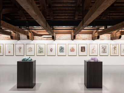 Thomas Schütte, Genealogies, vue d'exposition. Avec l'aimable autorisation de la Collection Pinault