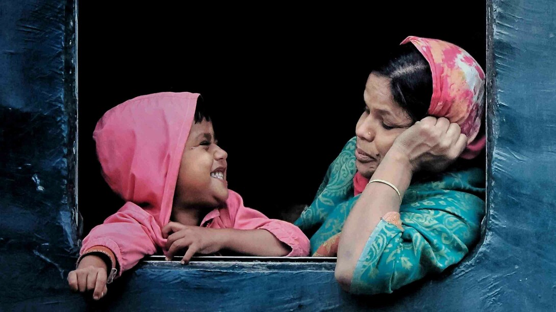 Um olhar de amor entre mãe e filha reflete a urgência de resgatar o acolhimento perdido. Descubra como podemos transformar o presente em um caminho para um futuro mais compassivo e inclusivo