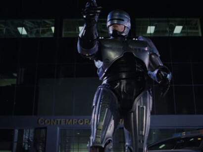 Que Elon Musk afirme que el porvenir que le aguarda a la humanidad, no es otro que el de la fusión con la máquina, no deja de ser una ocurrencia digna de una película como "Robocop". 