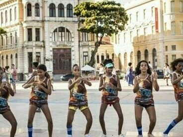 Foi por essa época também, entre sair do ensino médio e o primeiro ano da Universidade,  que comecei a expandir meus conhecimentos sobre a cultura brasileira – tardiamente, sim, mas ainda em tempo de reverter a ideia de que não temos filmes, literatura, música e arte