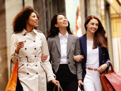 Amigas que salen de compras