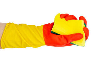 Vamos limpiando con guantes y esponja