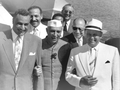 Josip Broz Tito, Jawaharlal Nehru y Gamal Abdel Nasser durante la Reunión de Brioni, Yugoslavia, 1956