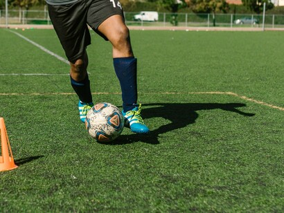 Un joueur poursuit son entraînement, rappelant les débuts discrets de Zinédine Zidane