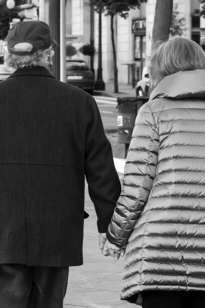 Casal de mãos dadas e a atenção para o entorno do caminho