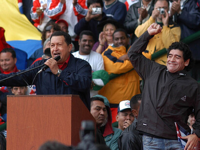 Diego Armando Maradona acompaña a Hugo Chávez cuando pronuncia su célebre discurso contra el ALCA en la III Cumbre de los Pueblos