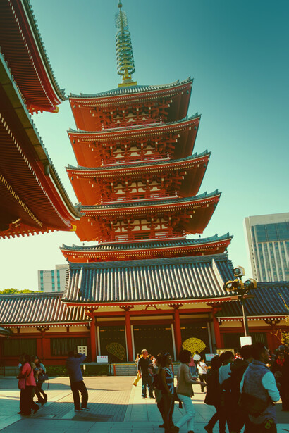 Tokyo, Giappone. In questa dualità trova spazio l'anima della città, sinfonia di colori e suoni in un'aria densa di storia
