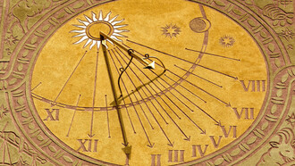 Reloj de sol con símbolos astrológicos