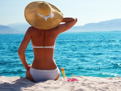 Tomando el sol junto al mar