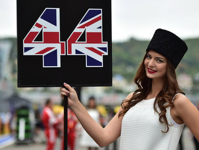 Una delle Umbrella Girl sulla griglia di partenza con il numero di Lewis Hamilton
