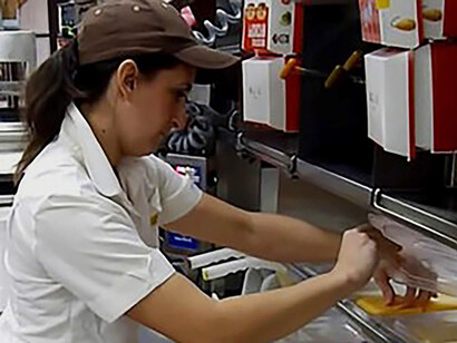 Si mettono in fila e pigliano il CheeseBacon Menù 