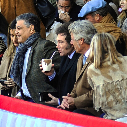 Desde afuera, resulta difícil no verlo como un personaje bizarro, salido de una mala película que mezcla delirio y caricatura