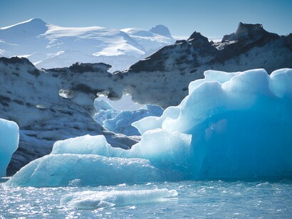 As imponentes camadas de gelo, como guardiãs silenciosas do tempo, contêm registros cruciais sobre as mudanças climáticas ao longo dos séculos