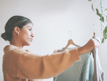 Mujer seleccionando ropa. Atreverse a experimentar con la vestimenta podría ser el inicio de un cambio más profundo en la persona