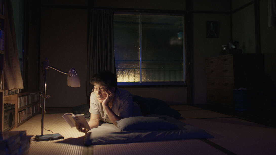 O ator Kōji Yakusho no papel de Hirayama, um zelador de banheiros apaixonado por música e literatura, no filme Dias Perfeitos, do diretor Wim Wenders. Explore a reflexão sobre a rotina e a busca por satisfação no cotidiano através do filme "dias perfeitos" de wim wenders e descubra como a desconexão da modernidade pode revelar a beleza nos momentos simples da vida diária