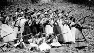 Soldaderas posan presentando sus armas