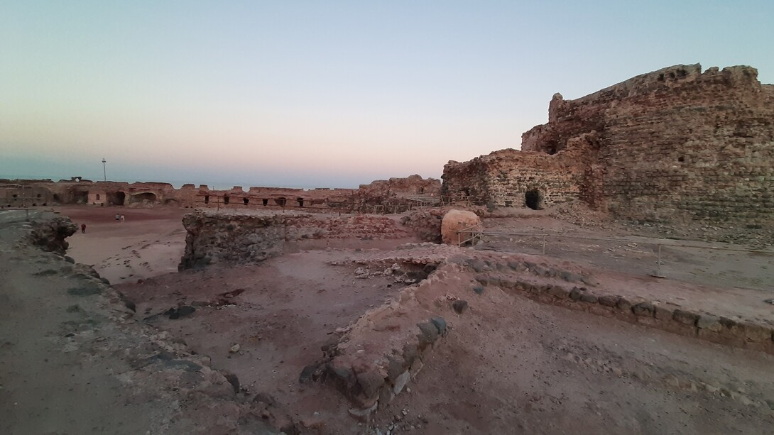 En 1507, los portugueses conquistaron el estrecho de Ormuz y construyeron una fortaleza en la isla de Ormuz, junto a la costa de lo que hoy es Irán. El dominio portugués duró hasta 1622 y fue sustituido durante mucho tiempo por el dominio directo o indirecto del Reino Unido (a través de alianzas con los sultanatos). El Castillo Portugués. En Irán, provincia de Hormozgán, distrito de Qeshm, isla de Ormuz