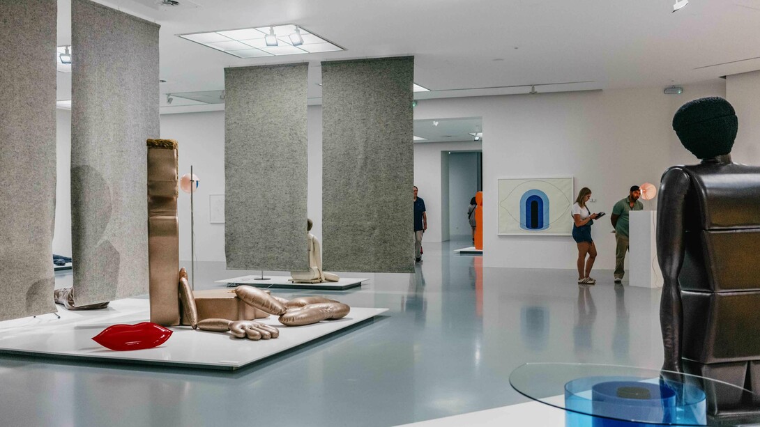 Nicola L., Quand la Terre tournait dans l’autre sens, vue de l'exposition. Avec l'aimable autorisation du M HKA