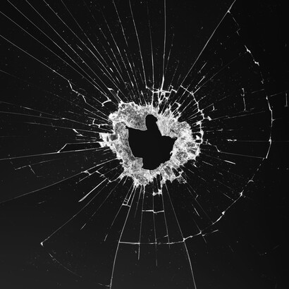 Creo que lloré y tironeando la puerta clausurada, alcancé a contar los impactos. Uno, dos, tres...