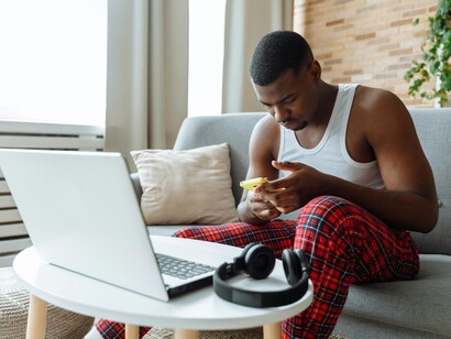 L’abitudine a consumare contenuti in modalità multitasking diminuisce la capacità di richiamo, portando a una comprensione superficiale e meno duratura  