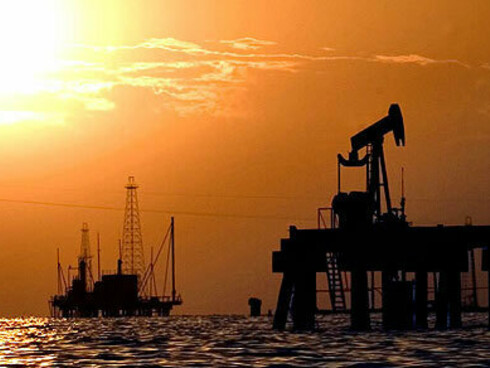 Plataformas petrolíferas en lago Maracaibo: la bajada del precio del petróleo está en el origen de la actual crisis