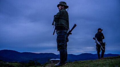 Dos miembros disidentes de las FARC patrullan una región en Colombia en 2018