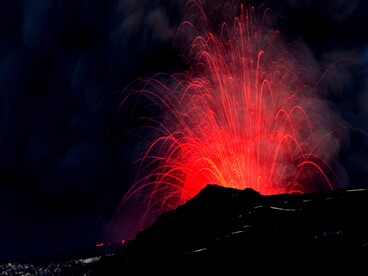 Eruzione del vulcano Eyjafjallajökull, Islanda. Foto di David Karnå