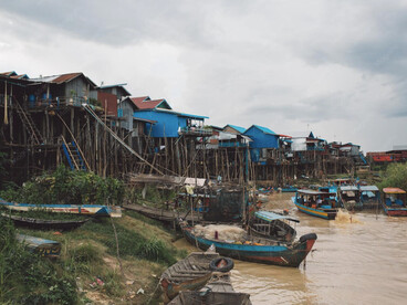 Las escuelas y casas flotantes de Bangladesh nos recuerdan que, incluso donde el mapa se desdibuja y el suelo desaparece, el habitar no se detiene. La arquitectura, si quiere seguir siendo relevante en los territorios más olvidados del planeta, deberá aprender a moverse. Casas flotantes en Bangladesh