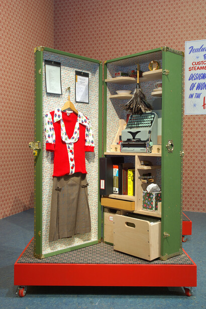 Christine Hill, Reception Trunk