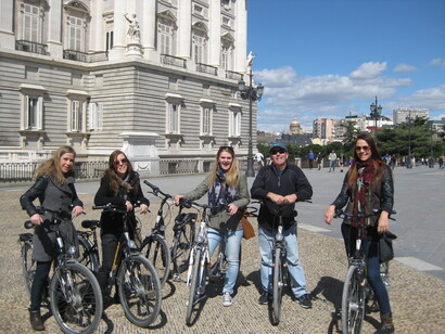Paseo en bicicleta junto al Palacio Real de Madrid