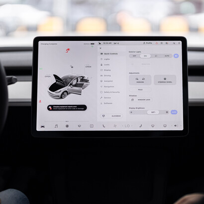 Painel interativo de carro elétrico fabricado pela Tesla